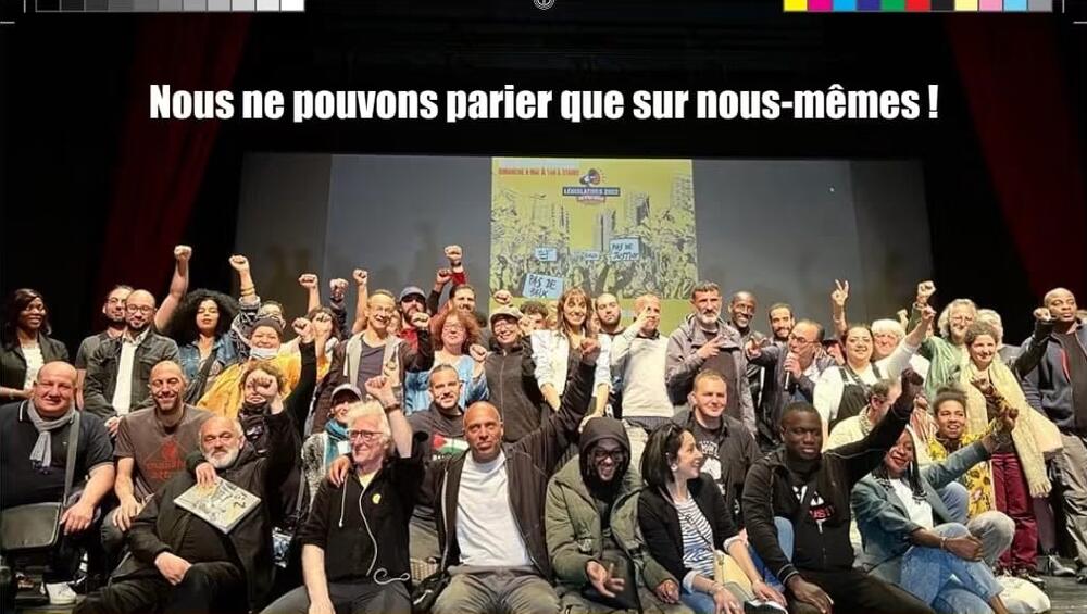 Photo de groupe de l'Assemblée nationale des quartiers à Stains, mai 2022