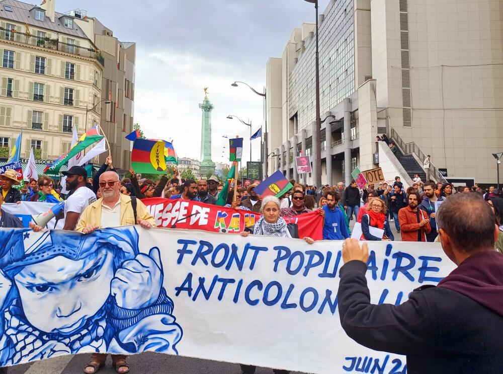 Banderole « Front populaire anticolonialiste » près de la Bastille, 15 juin 2024